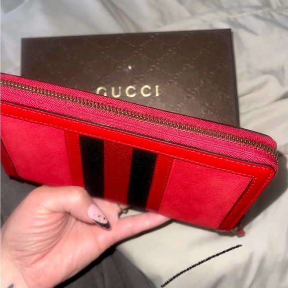Authentic Gucci Red and Black Wallet with Bold Stripes - Picture 4 of 8